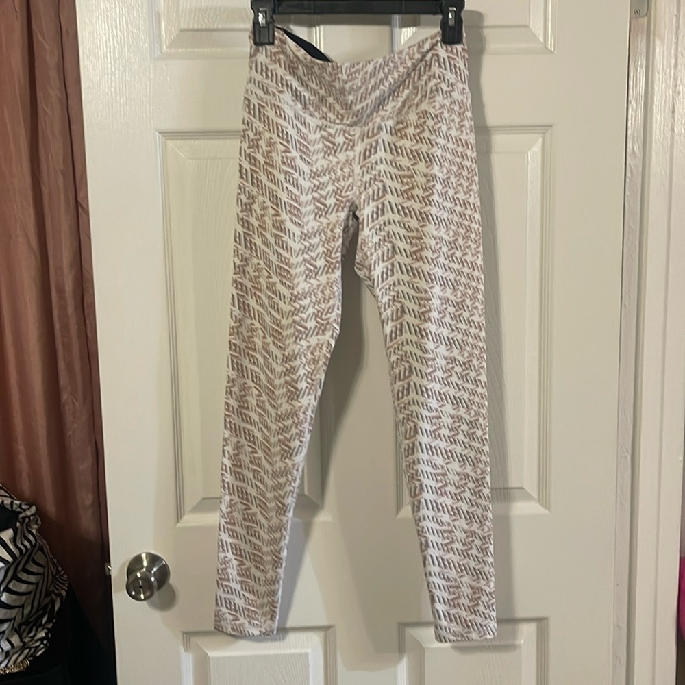 Victoria’s Secret sport leggings to ankle with tan design all over legging